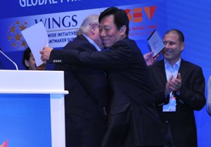 Barry Gaberman embraces He Daofeng after announcing the winner