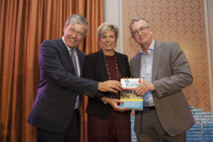 Princess Laurentien, awarded ‘most influential person in Dutch philanthropy 2017-2018’, with Edwin Venema (right) and Charles Groenhuijsen, both former editors-in-chief of De Dikke Blauwe.
